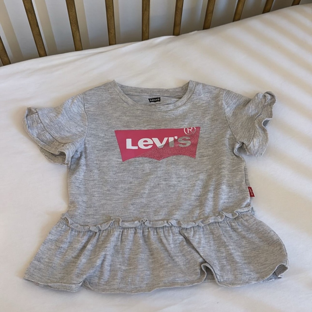 Levi’s girl peplum grey t shirt with pink writing 2T